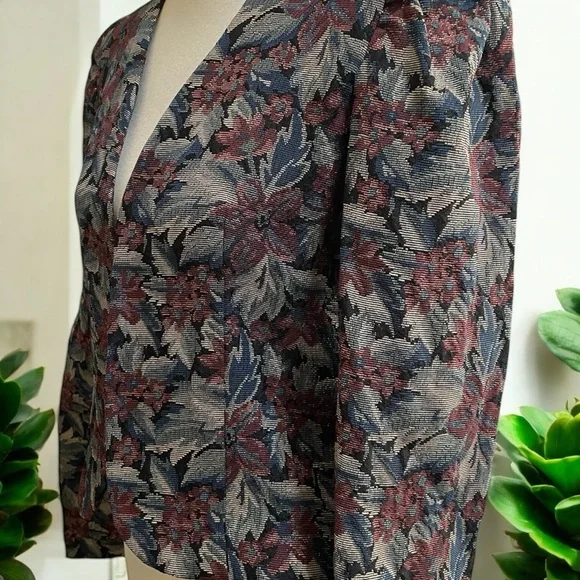 Red and Green Cropped Blazer with‎ Notched Lapels - Picture 9 of 12